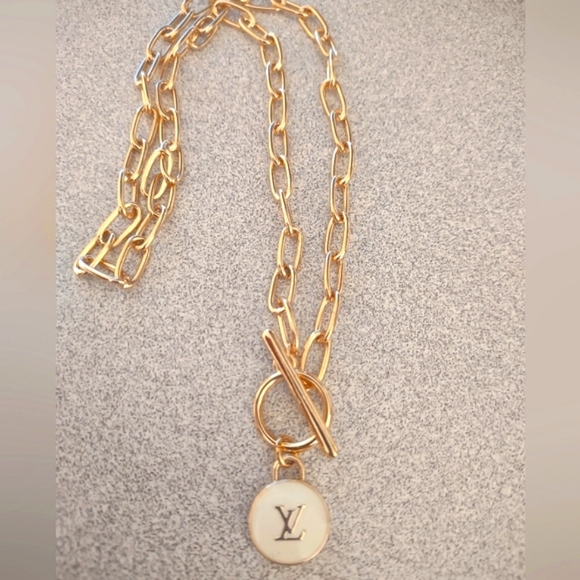 White and gold pendant on Link chain . - Picture 5 of 5